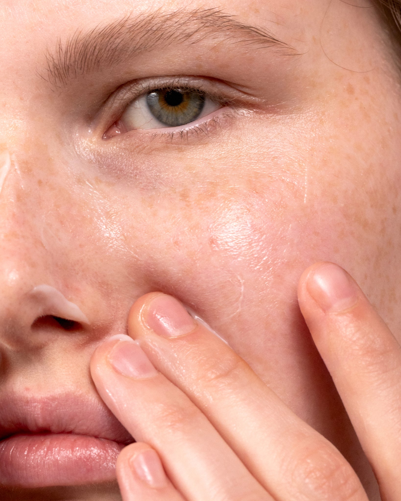 MÁDARA Organic Skincare collagen boosting serum A3061 serum product photo on plain background.