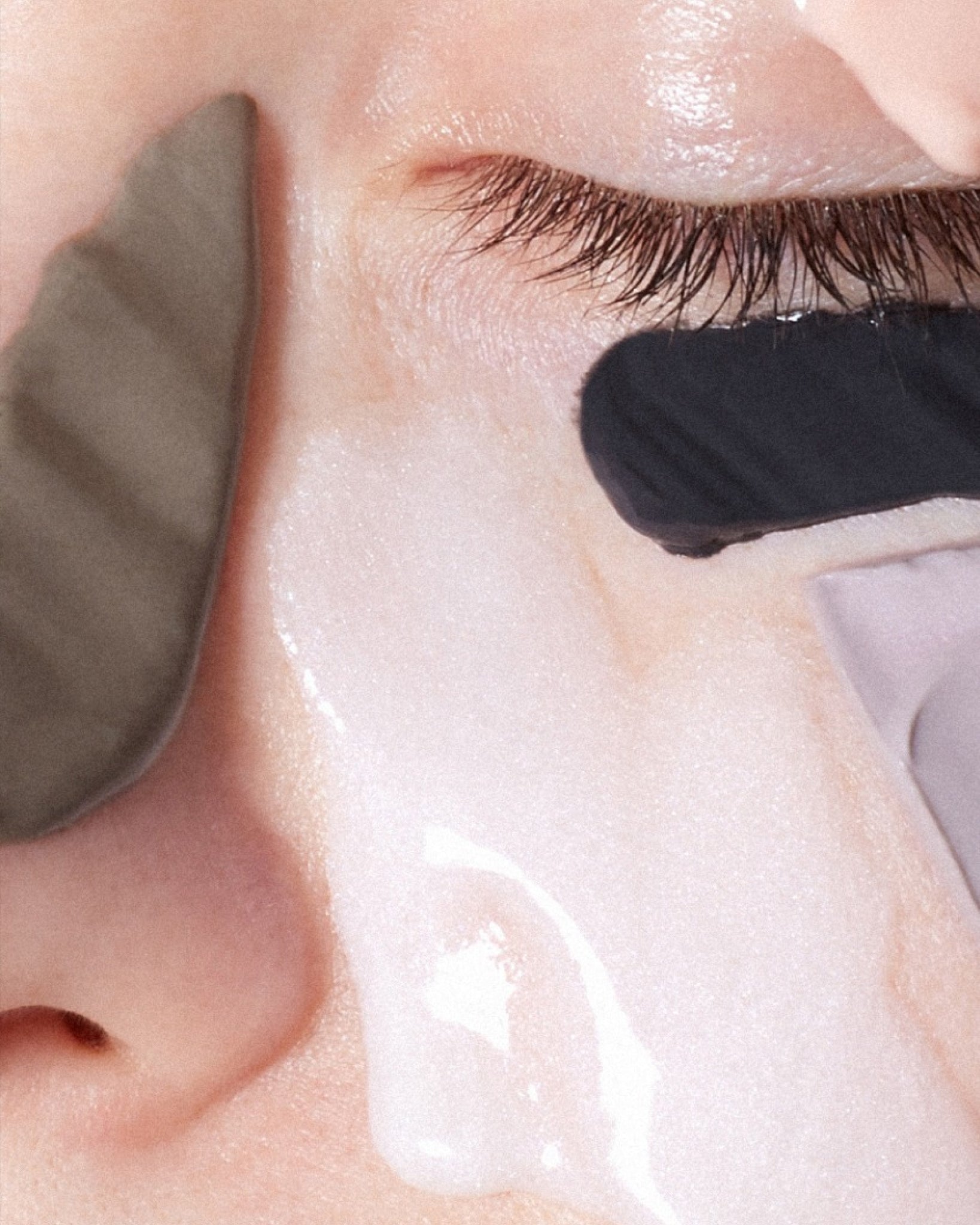 Texture close-up of MÁDARA Organic Skincare detox mask A2102 face mask �swatch demonstrates consistency and finish.