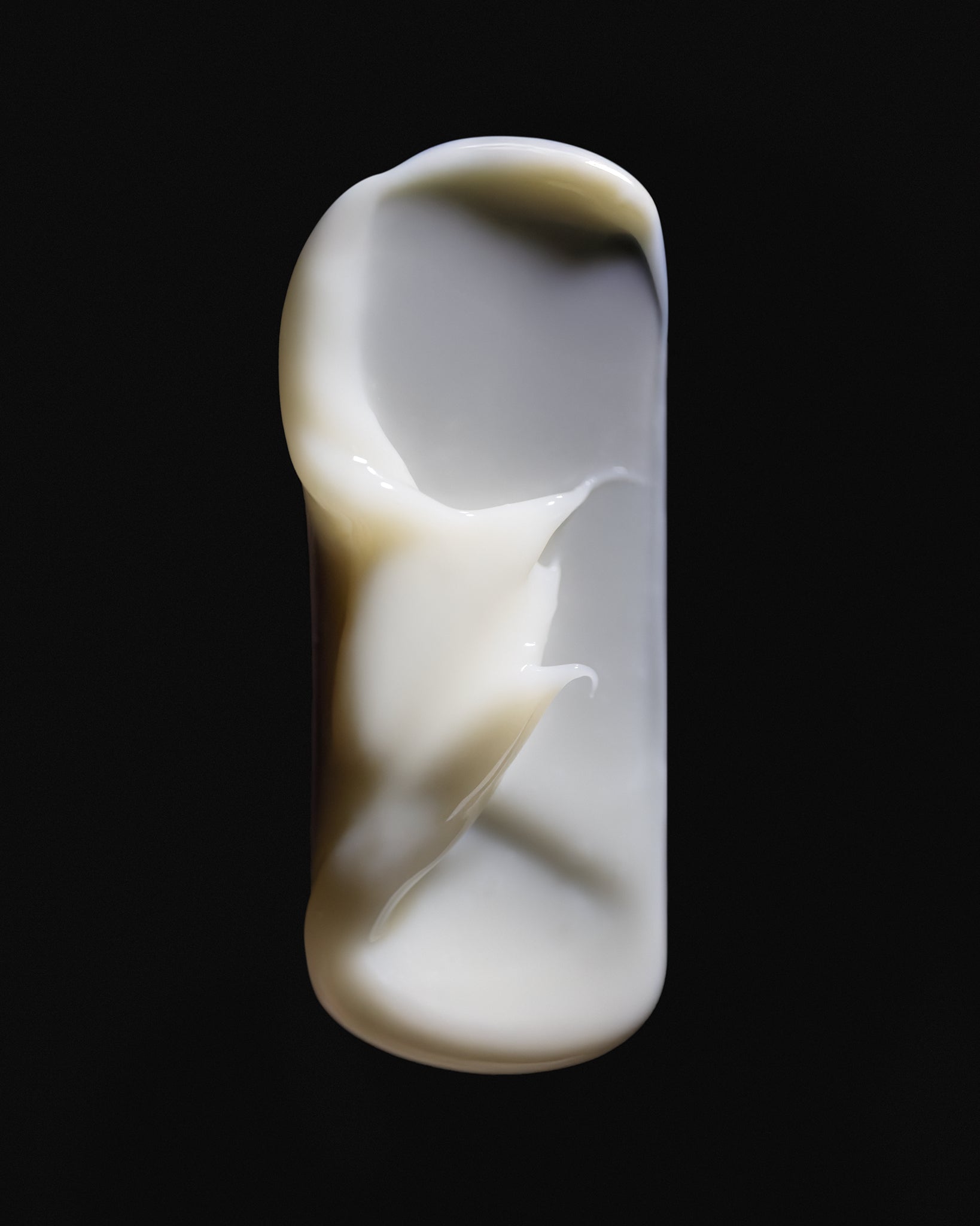 Texture close-up of MÁDARA Organic Skincare renew night cream A3335 face cream �swatch demonstrates consistency and finish.