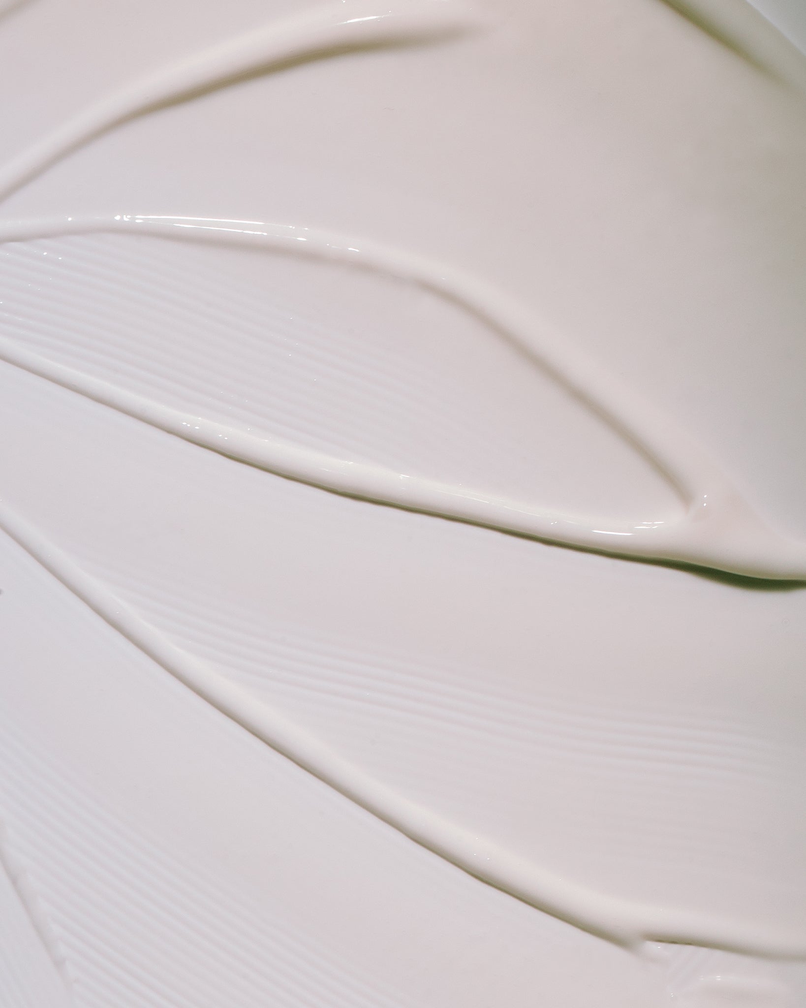 Texture close-up of MÁDARA Organic Skincare deep comfort hand cream A1208 face cream �swatch demonstrates consistency and finish.