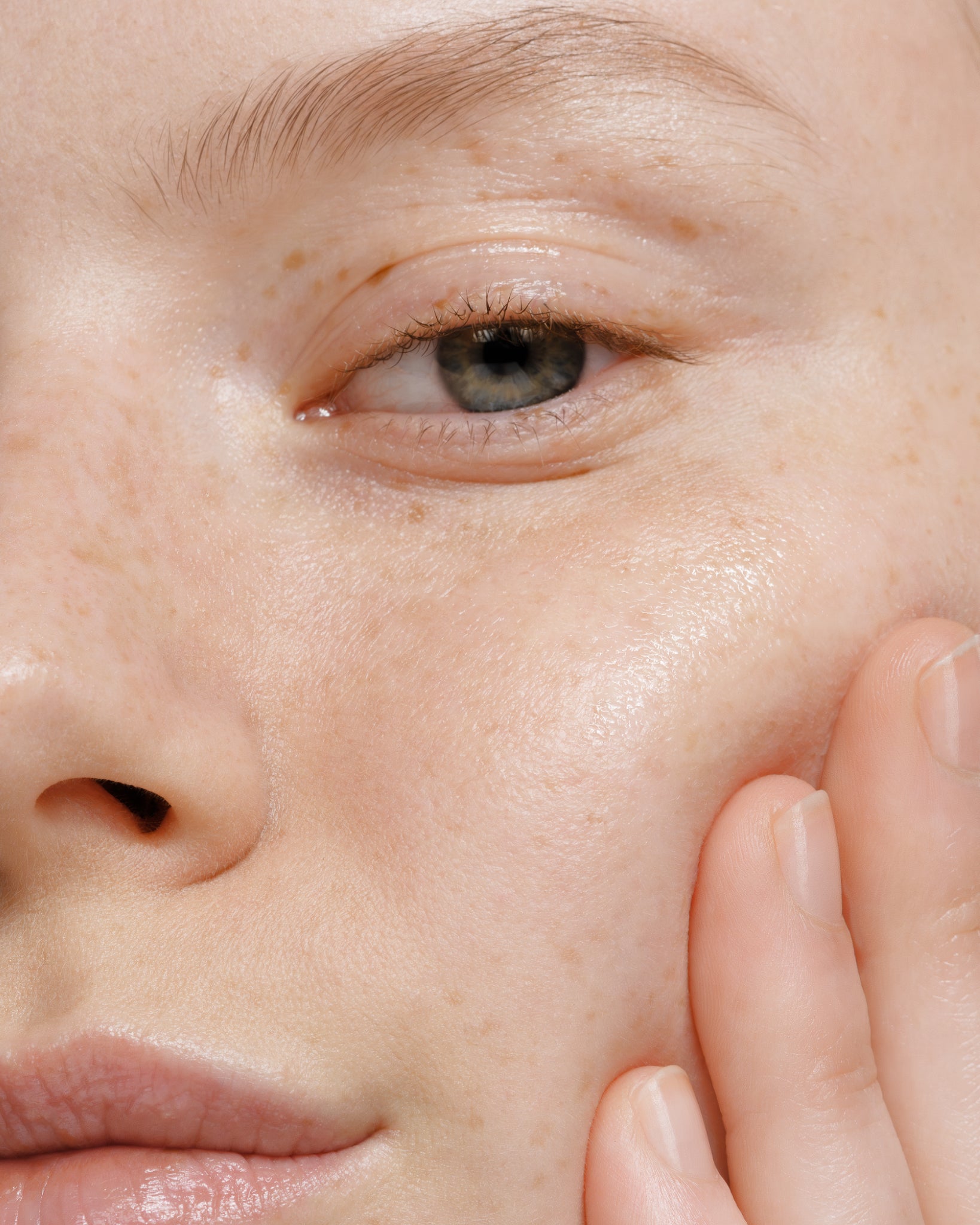 MÁDARA Organic Skincare hyperpigmentation treatment SM2223 15 product photo on plain background.