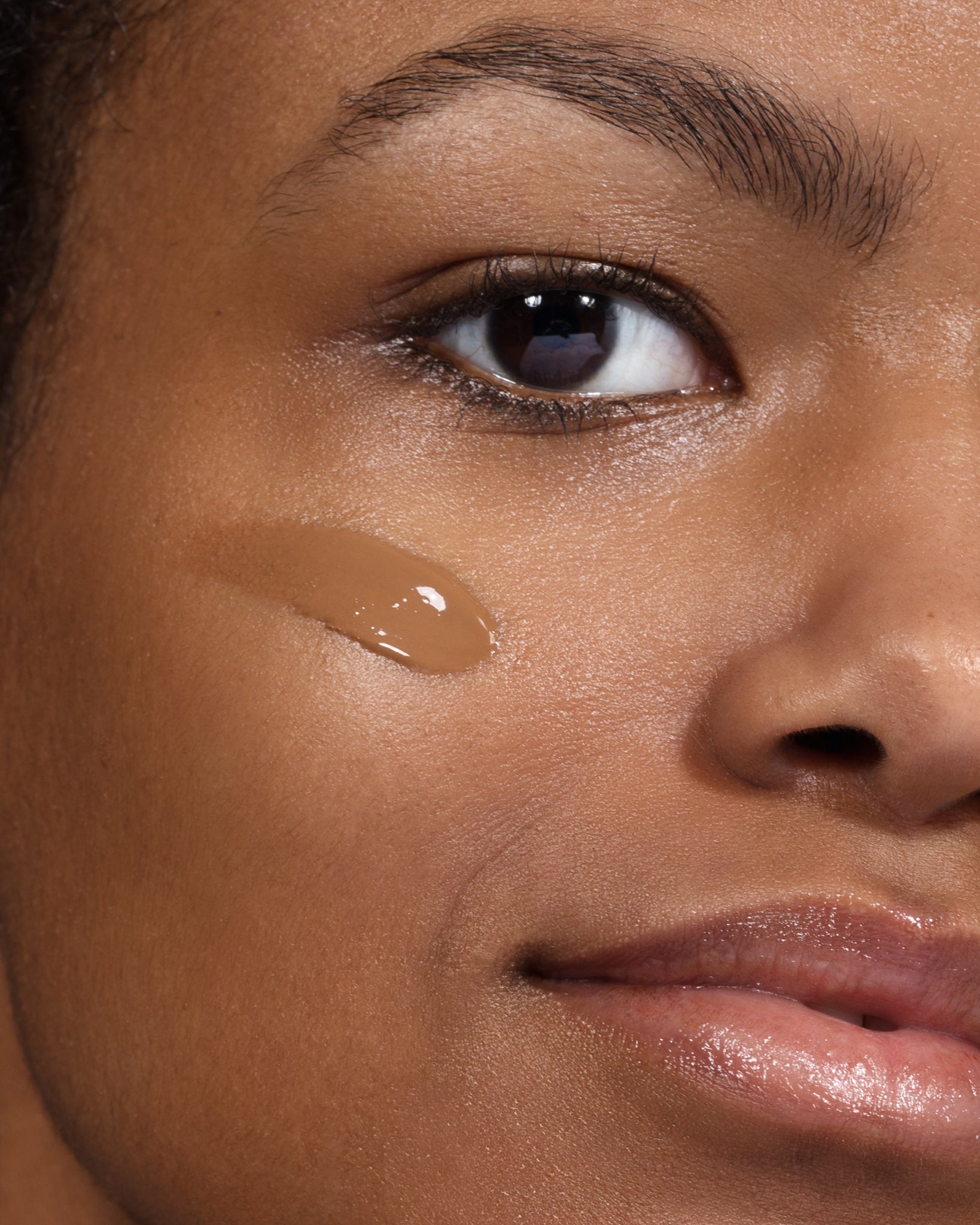 Model wearing MÁDARA Organic Skincare skinonym foundation auburn on A6094 foundation on skin; close-up portrait shows natural application results.
