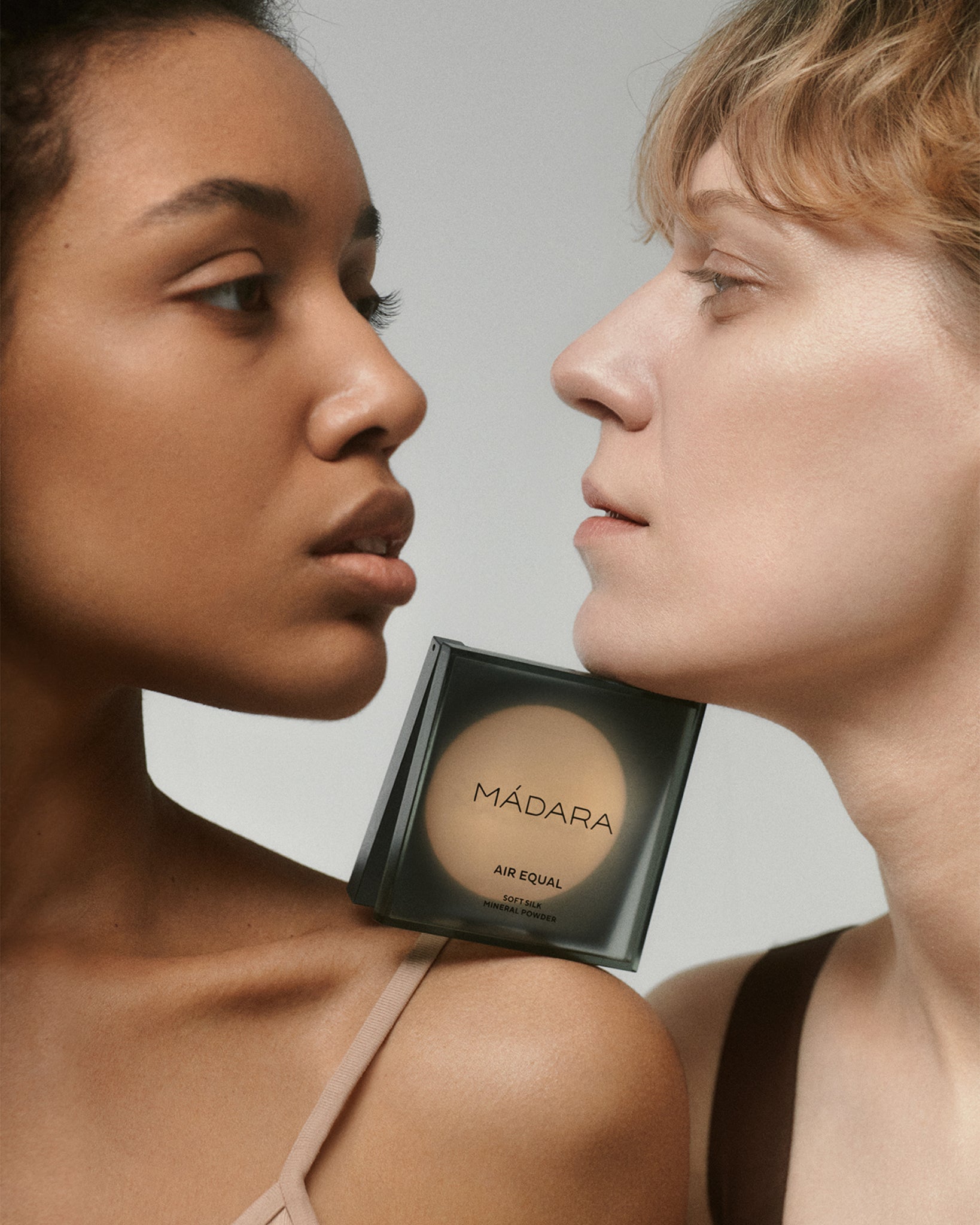 MÁDARA Organic Skincare mineral powder A6800 product photo on plain background.